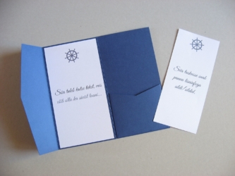 Mereteemalise pulmakutse näidis. Kasutatud sädelevaid kartonge ja pabereid.