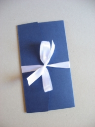 Mereteemalise pulmakutse näidis. Kasutatud sädelevaid kartonge ja pabereid.