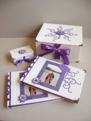 Komplekt pulmadeks: Suur laegas ümbrikute jaoks, väike laegas nime ära kinkimiseks ja kaks A4-formaadis albumit vanematele.