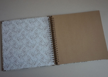 Spiraalköites album, sisulehtede mõõdud on 30,5*30,5 cm. Kaaned on veidi suuremad.