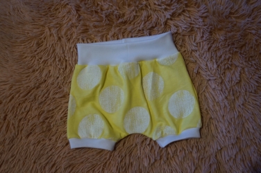 Trikotaažist lühikesed püksid beebile, suurus 80.