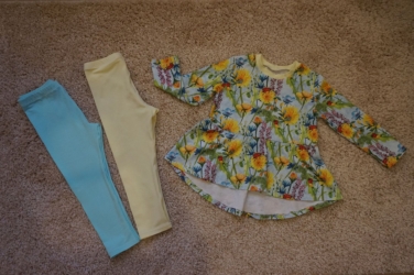 Komplekt suurusele 92, peplum-pluus ja sobivates toonides retuusid.