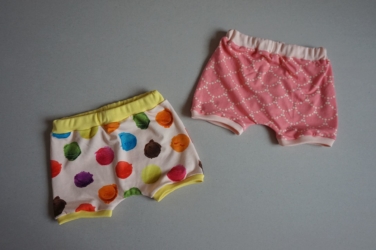 Trikotaažist lühikesed püksid beebile, suurus 80.